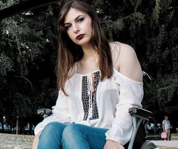 Поезијом пркоси болести: Док чека посао у струци, Ана дизајнира мајице са стиховима